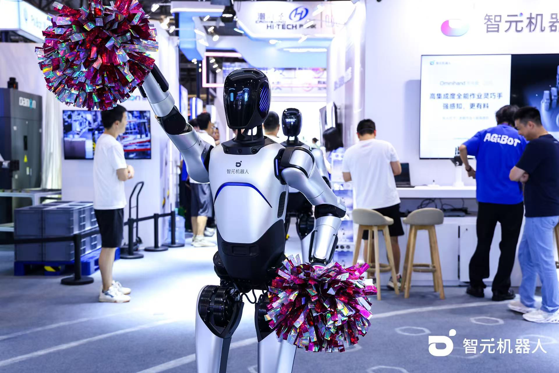 星空电竞机器人 WAIC 首日展台火爆，机器人家族集体打工忙不停